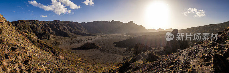 西班牙加那利群岛特内里费岛泰德国家公园(Teide National Park) Roques de García观看的乌卡诺和大教堂。